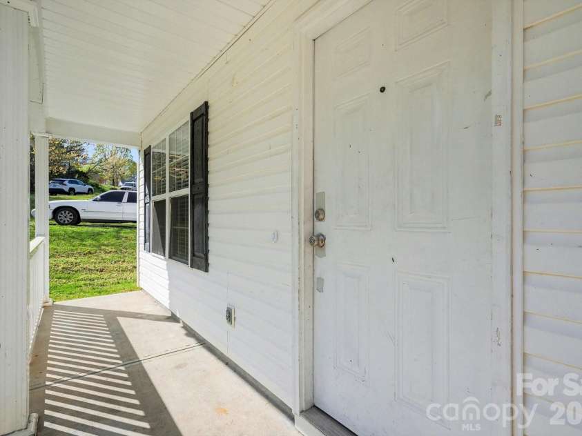 911 Valley Ridge Road, Charlotte, NC 28214.  MLS# CAR4360939, YatesRealty ID 19630. 
