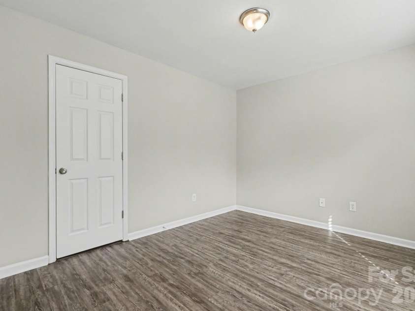 911 Valley Ridge Road, Charlotte, NC 28214.  MLS# CAR4360939, YatesRealty ID 19630. 