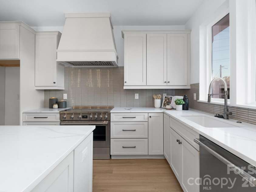 404 Dover Avenue, Charlotte, NC 28209.  MLS# CAR4346788, YatesRealty ID 19631. 