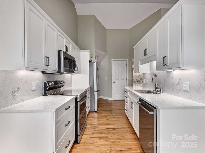 9 Kit Court, Fletcher, NC 28732.  MLS# CAR4246263, YatesRealty ID 19633. Kitchen