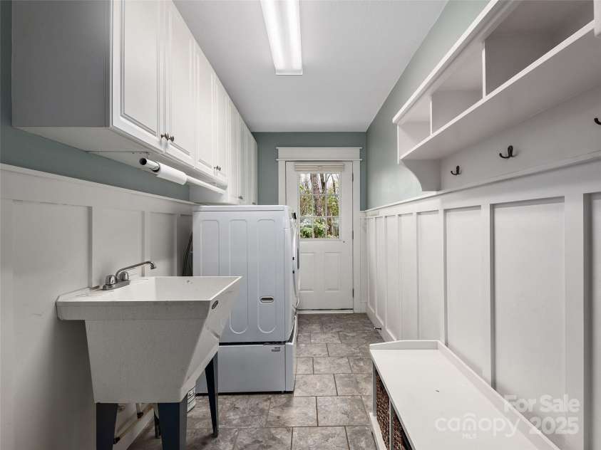 9 Kit Court, Fletcher, NC 28732.  MLS# CAR4246263, YatesRealty ID 19633. Laundry and Mudroom