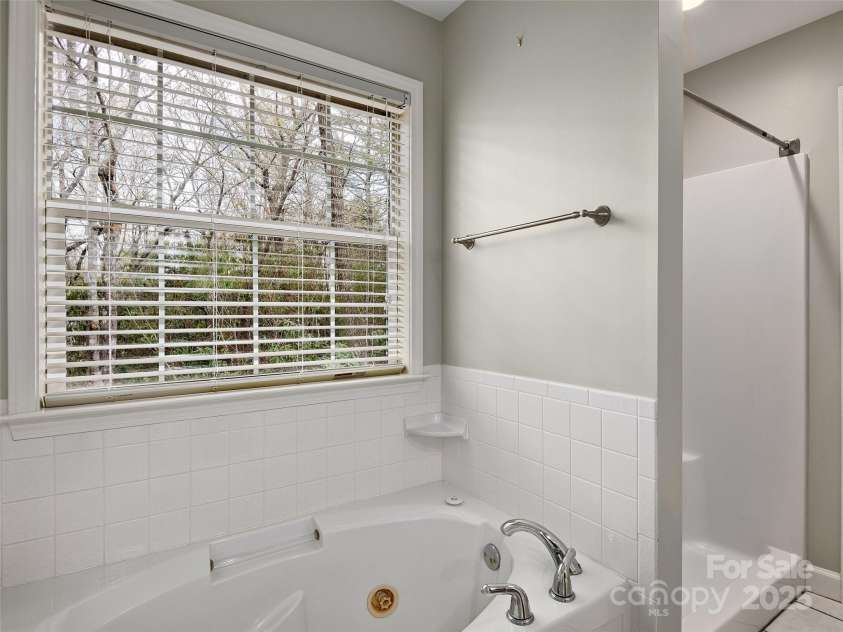 9 Kit Court, Fletcher, NC 28732.  MLS# CAR4246263, YatesRealty ID 19633. Primary Bath