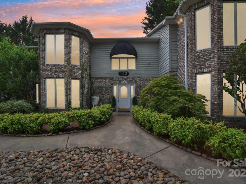 142 Justice Street, Fletcher, NC 28732.  MLS# CAR4234693, YatesRealty ID 19634. Don't miss the opportunity to see this lovely home!