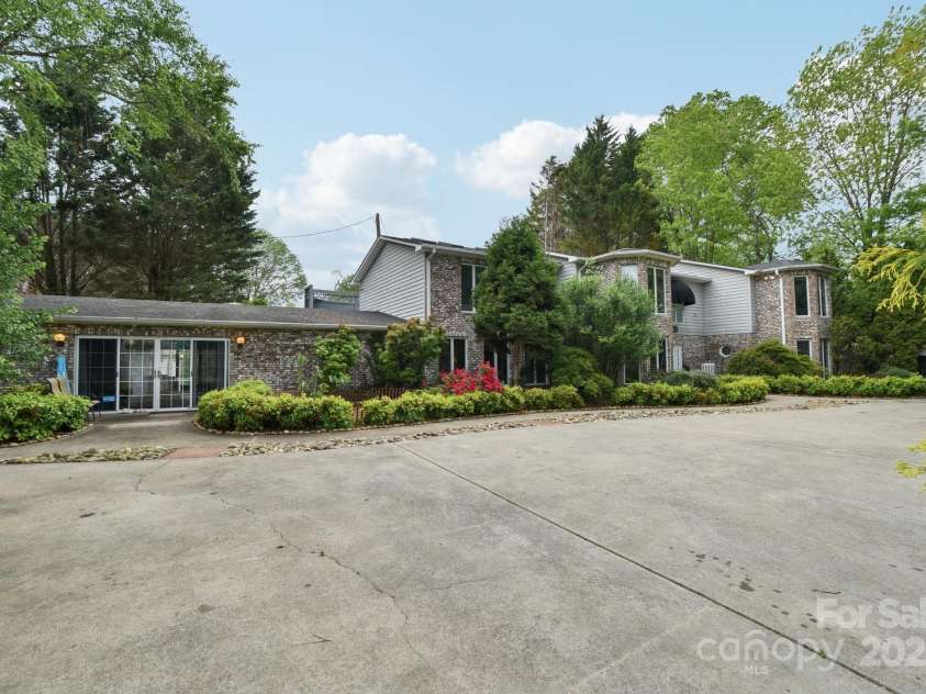 142 Justice Street, Fletcher, NC 28732.  MLS# CAR4234693, YatesRealty ID 19634. Just minutes from Asheville Airport, Asheville, and Hendersonville
