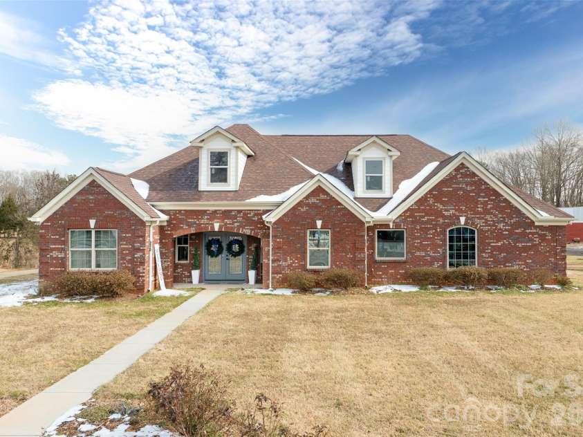 210 florham Drive, Dallas, NC 28034.  MLS# CAR4341829, YatesRealty ID 1964. 