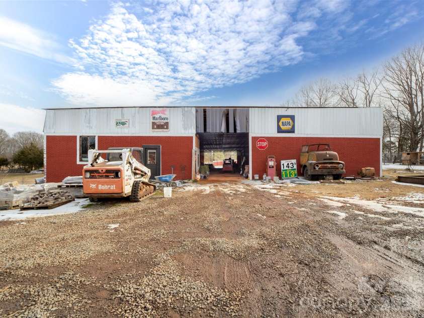 210 florham Drive, Dallas, NC 28034.  MLS# CAR4341829, YatesRealty ID 1964. 