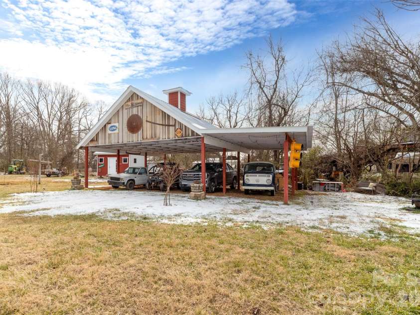 210 florham Drive, Dallas, NC 28034.  MLS# CAR4341829, YatesRealty ID 1964. 