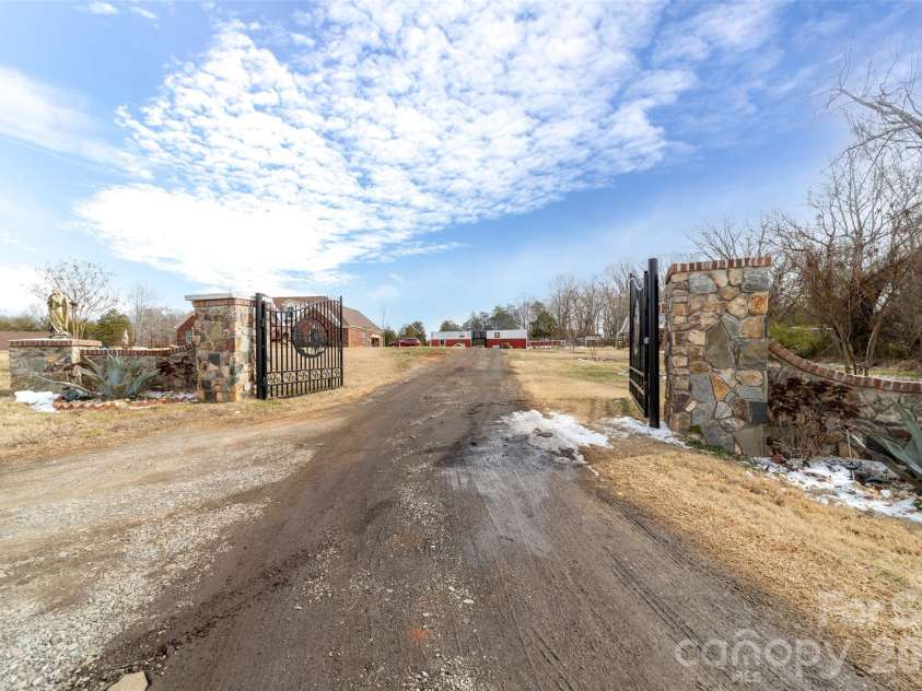 210 florham Drive, Dallas, NC 28034.  MLS# CAR4341829, YatesRealty ID 1964. 