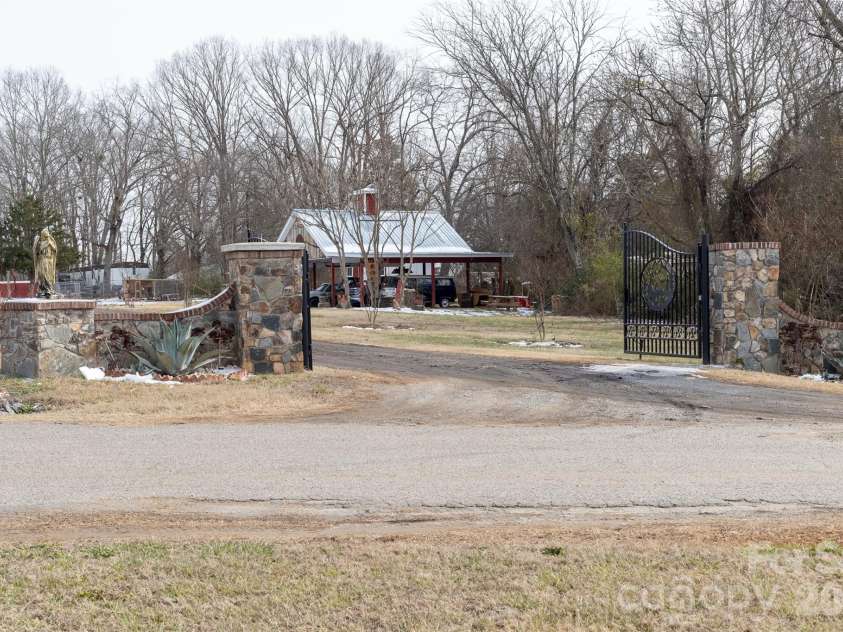 210 florham Drive, Dallas, NC 28034.  MLS# CAR4341829, YatesRealty ID 1964. 