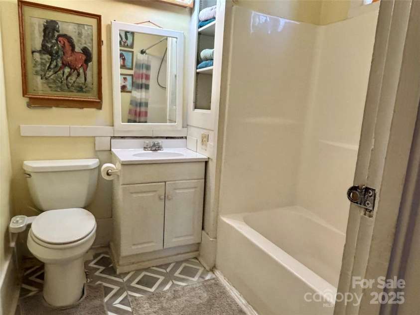 629 Vineyard Road, Tryon, NC 28782.  MLS# CAR4325093, YatesRealty ID 1964. Bath