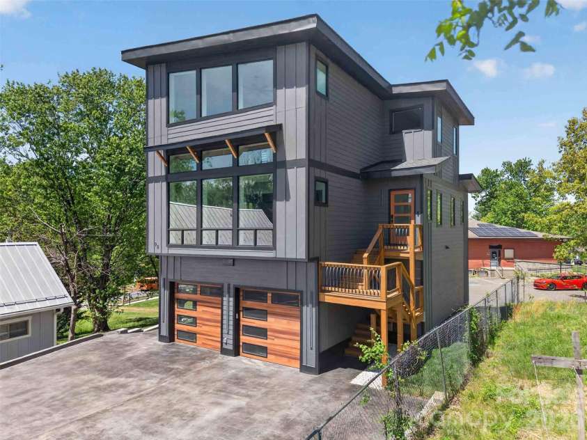 98 Downing Street, Asheville, NC 28806.  MLS# CAR4373230, YatesRealty ID 19642. 