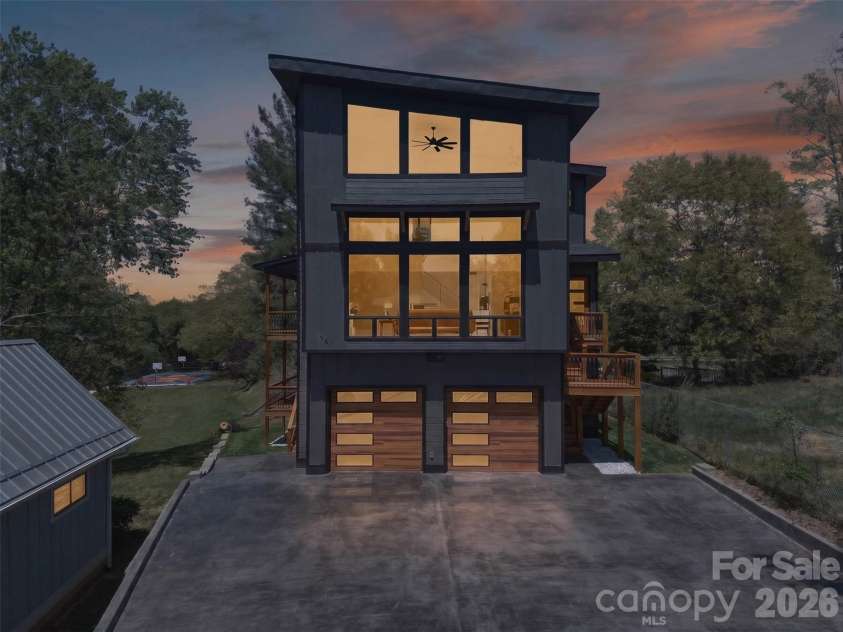 98 Downing Street, Asheville, NC 28806.  MLS# CAR4373230, YatesRealty ID 19642. 