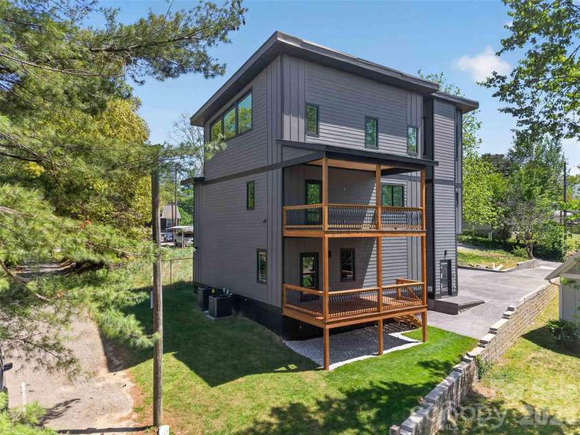 98 Downing Street, Asheville, NC 28806.  MLS# CAR4373230, YatesRealty ID 19642. 