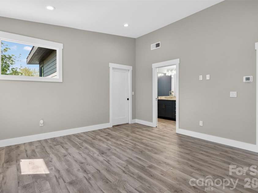 98 Downing Street, Asheville, NC 28806.  MLS# CAR4373230, YatesRealty ID 19642. 