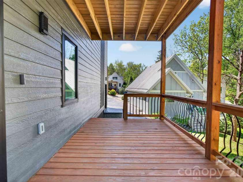 98 Downing Street, Asheville, NC 28806.  MLS# CAR4373230, YatesRealty ID 19642. 