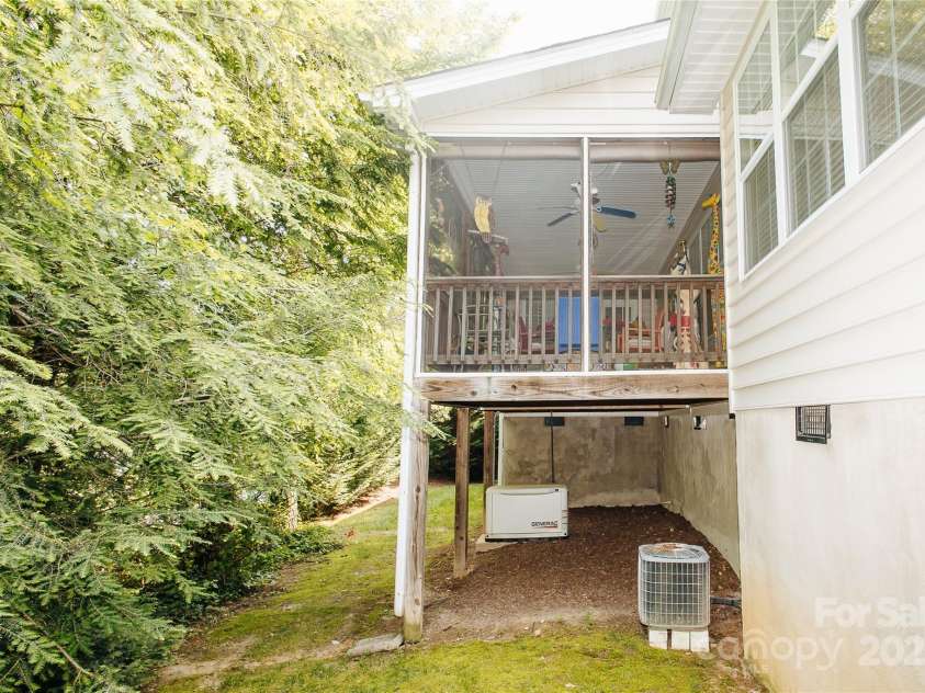 47 Victoria Park Drive, Hendersonville, NC 28792.  MLS# CAR4266314, YatesRealty ID 19643. 