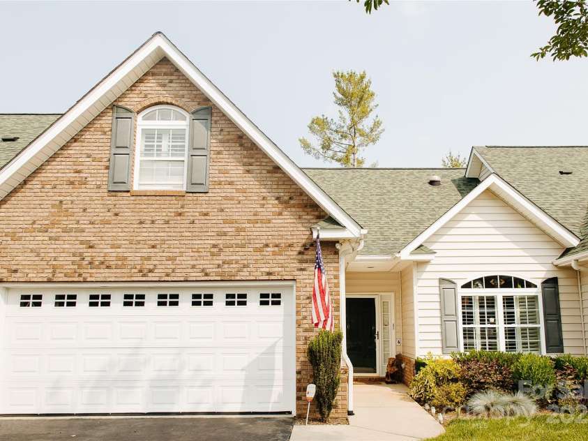 47 Victoria Park Drive, Hendersonville, NC 28792.  MLS# CAR4266314, YatesRealty ID 19643. 