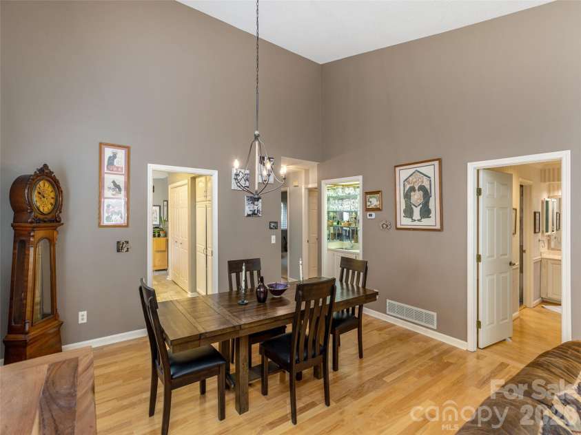 606 Red Oak Drive, Hendersonville, NC 28791.  MLS# CAR4317264, YatesRealty ID 19646. Dining area
