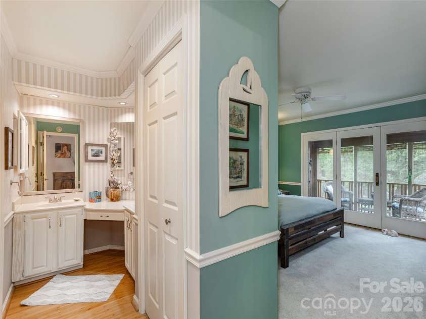606 Red Oak Drive, Hendersonville, NC 28791.  MLS# CAR4317264, YatesRealty ID 19646. Double sinks and make up space