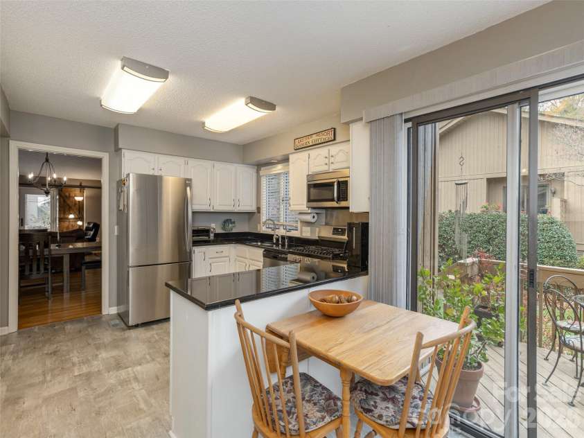 606 Red Oak Drive, Hendersonville, NC 28791.  MLS# CAR4317264, YatesRealty ID 19646. Eat in kitchen with grilling deck