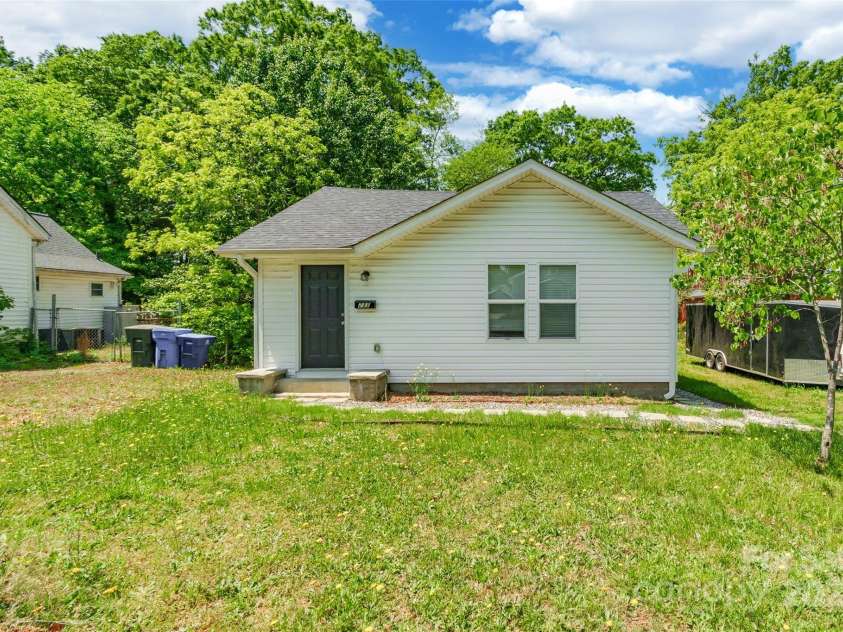 211 Mcneely Avenue, Mooresville, NC 28115.  MLS# CAR4257537, YatesRealty ID 19648. 