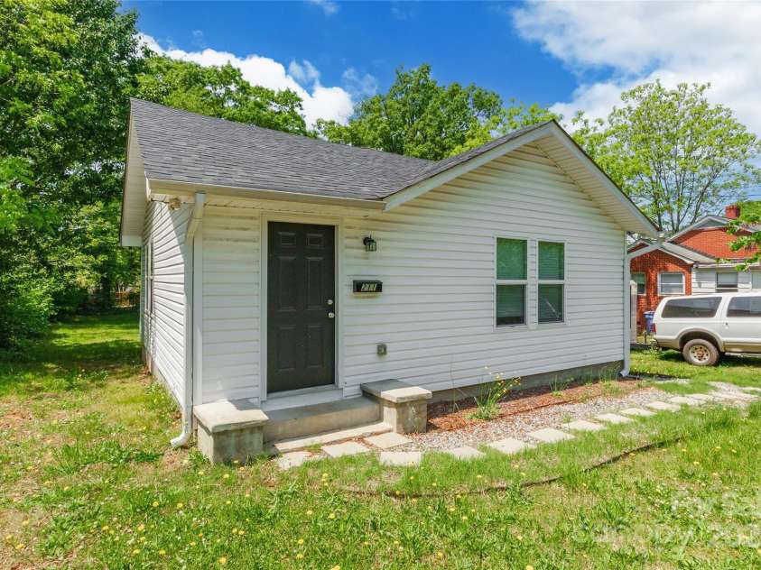 211 Mcneely Avenue, Mooresville, NC 28115.  MLS# CAR4257537, YatesRealty ID 19648. 