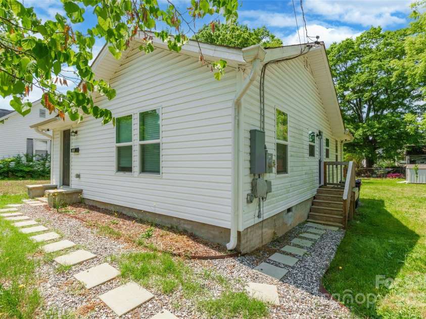 211 Mcneely Avenue, Mooresville, NC 28115.  MLS# CAR4257537, YatesRealty ID 19648. 