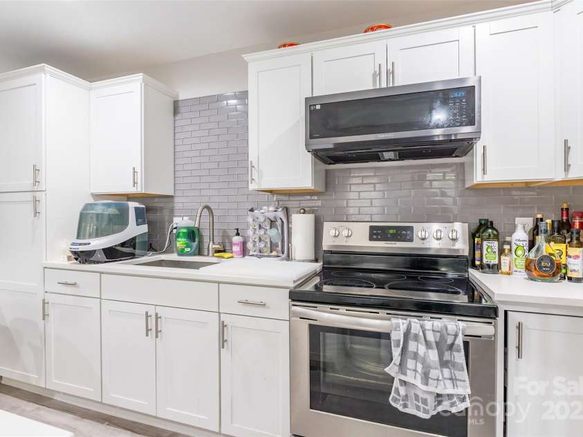 211 Mcneely Avenue, Mooresville, NC 28115.  MLS# CAR4257537, YatesRealty ID 19648. 