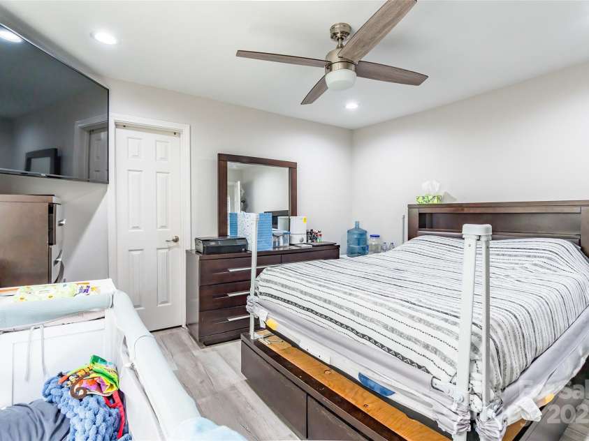 211 Mcneely Avenue, Mooresville, NC 28115.  MLS# CAR4257537, YatesRealty ID 19648. 