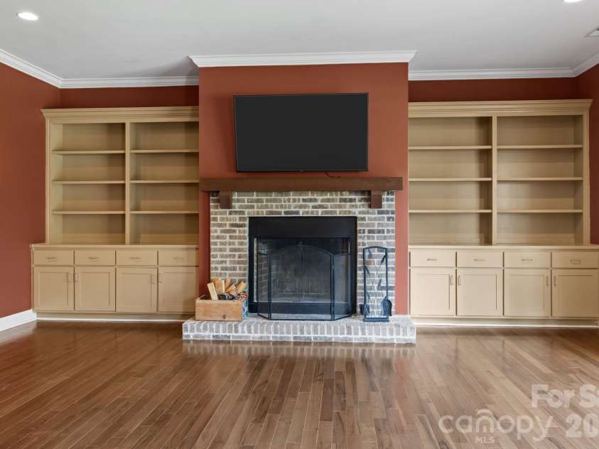 255 Woodlea Court, Mooresville, NC 28115.  MLS# CAR4367240, YatesRealty ID 19653. Custom built-ins