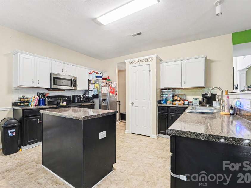 8142 Rolling Meadows Lane, Huntersville, NC 28078.  MLS# CAR4372768, YatesRealty ID 19655. 