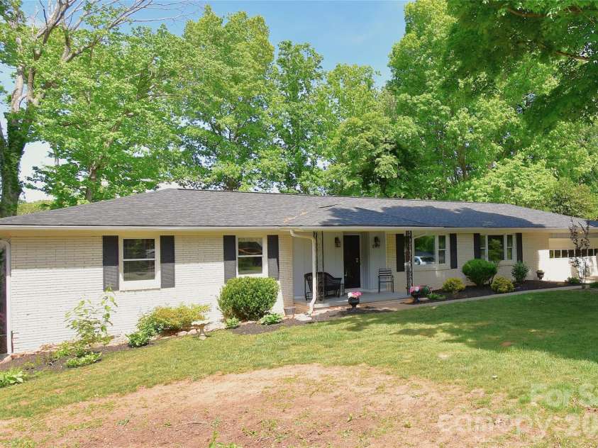 88 Botany Drive, Asheville, NC 28805.  MLS# CAR4378766, YatesRealty ID 19659. 