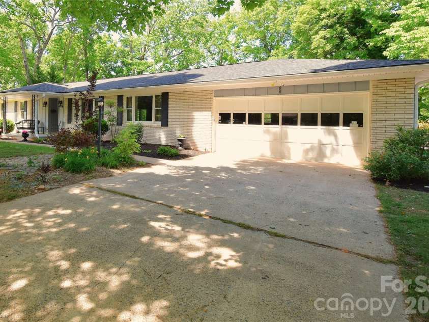 88 Botany Drive, Asheville, NC 28805.  MLS# CAR4378766, YatesRealty ID 19659. 