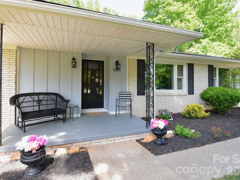 88 Botany Drive, Asheville, NC 28805.  MLS# CAR4378766, YatesRealty ID 19659. 