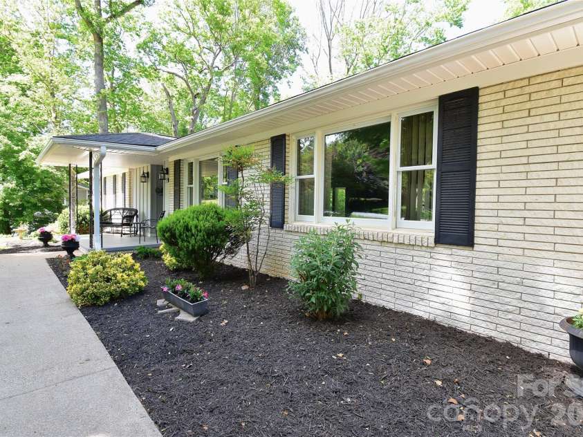 88 Botany Drive, Asheville, NC 28805.  MLS# CAR4378766, YatesRealty ID 19659. 