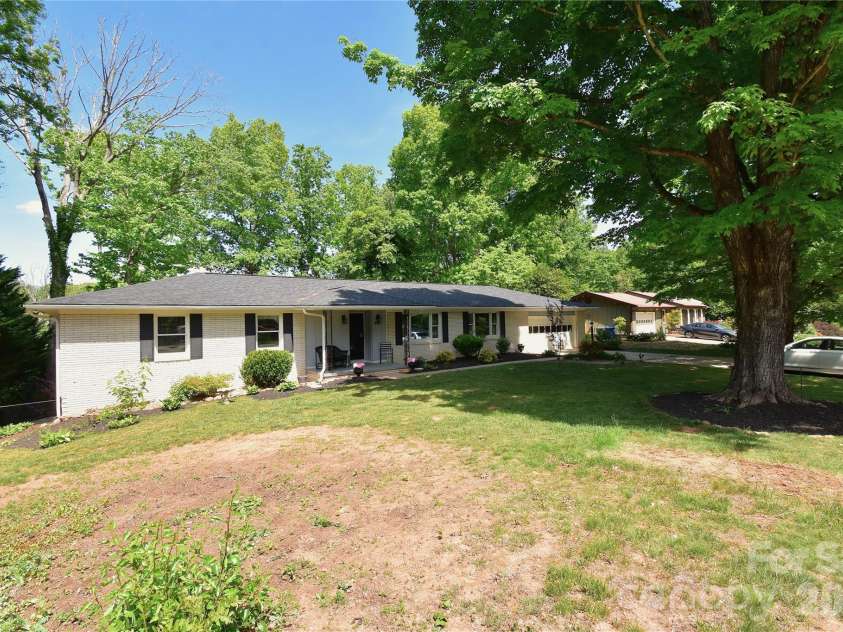 88 Botany Drive, Asheville, NC 28805.  MLS# CAR4378766, YatesRealty ID 19659. 