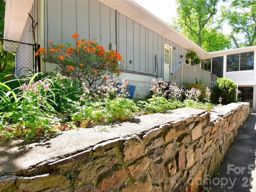 88 Botany Drive, Asheville, NC 28805.  MLS# CAR4378766, YatesRealty ID 19659. 