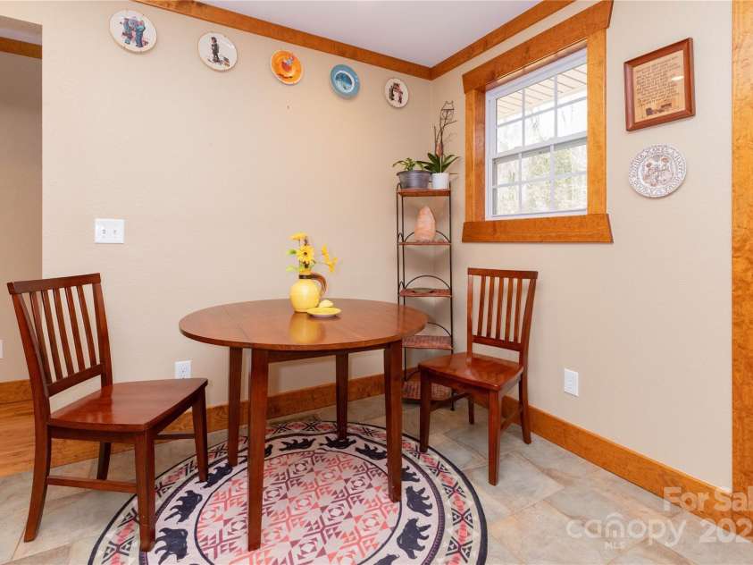 15 Weaver Hill Road, Asheville, NC 28805.  MLS# CAR4217723, YatesRealty ID 1966. Breakfast Corner