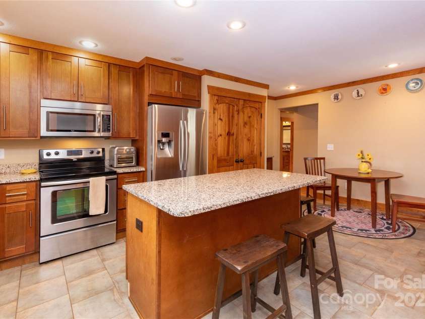 15 Weaver Hill Road, Asheville, NC 28805.  MLS# CAR4217723, YatesRealty ID 1966. Kitchen Island