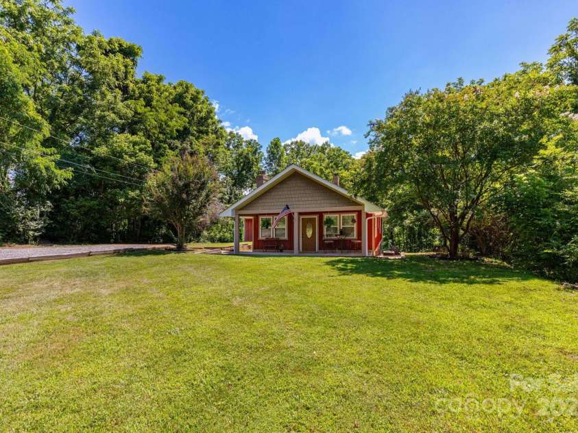 15 Weaver Hill Road, Asheville, NC 28805.  MLS# CAR4217723, YatesRealty ID 1966. Level Front Yard
