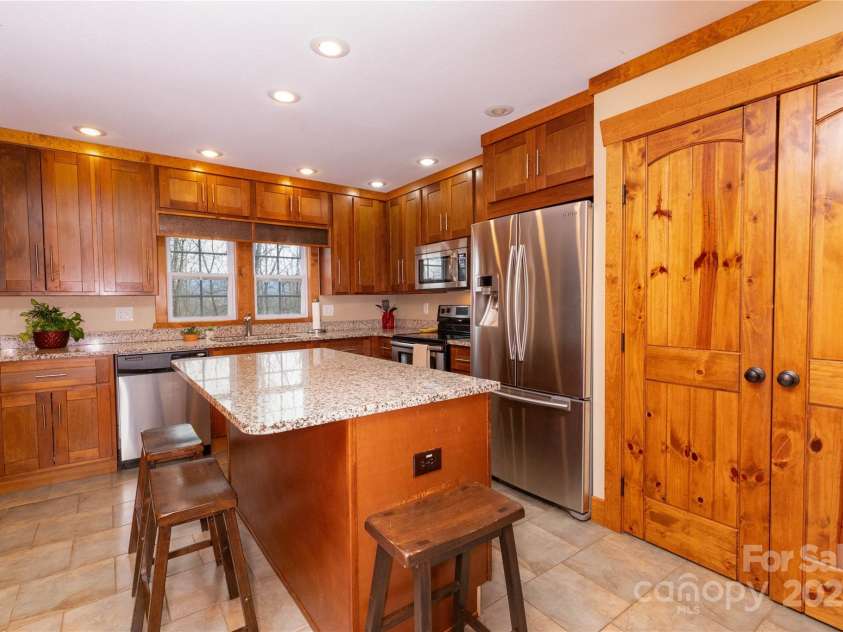 15 Weaver Hill Road, Asheville, NC 28805.  MLS# CAR4217723, YatesRealty ID 1966. Spacious Kitchen