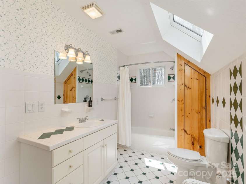 1400 Rambling Oaks Trail, Hendersonville, NC 28739.  MLS# CAR4240485, YatesRealty ID 19661. 