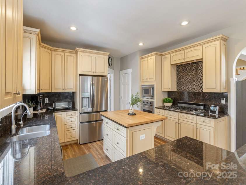 1400 Rambling Oaks Trail, Hendersonville, NC 28739.  MLS# CAR4240485, YatesRealty ID 19661. 