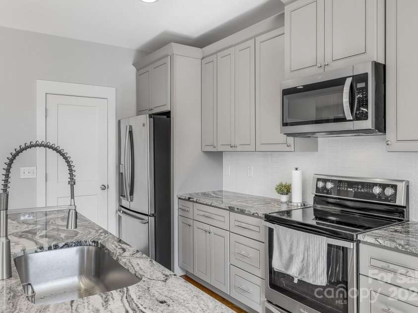 142 Hawk Nest Lane, Campobello, SC 29322.  MLS# CAR4259602, YatesRealty ID 19663. 