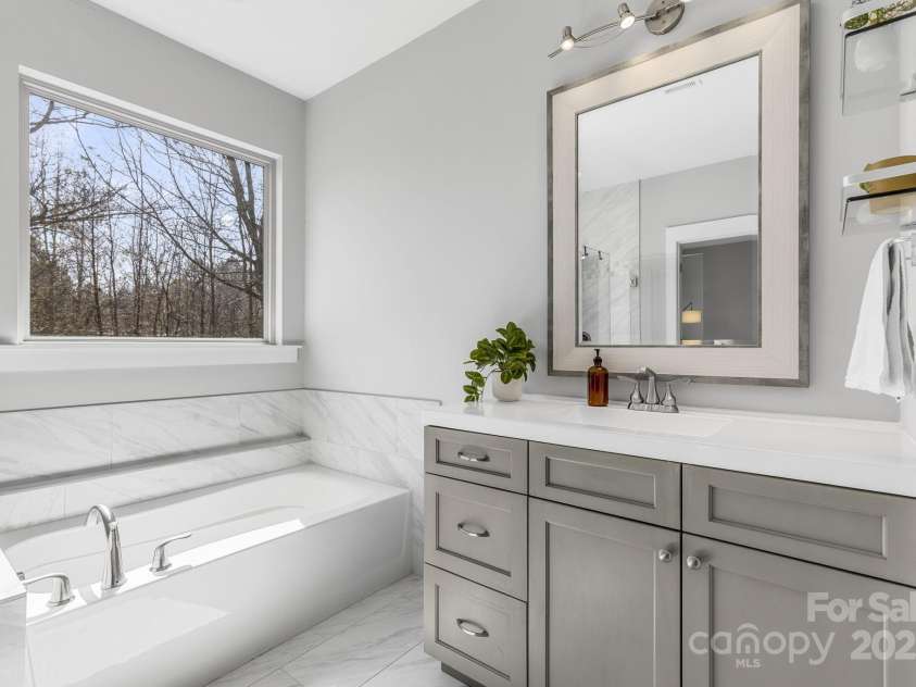 142 Hawk Nest Lane, Campobello, SC 29322.  MLS# CAR4259602, YatesRealty ID 19663. 