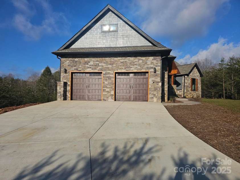 1076 Table View Drive, Morganton, NC 28655.  MLS# CAR4268150, YatesRealty ID 19665. 