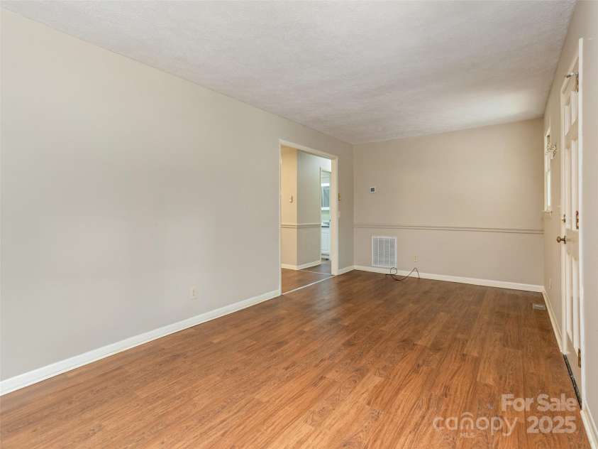 561 Fairway Drive, Hendersonville, NC 28739.  MLS# CAR4268191, YatesRealty ID 19665. 