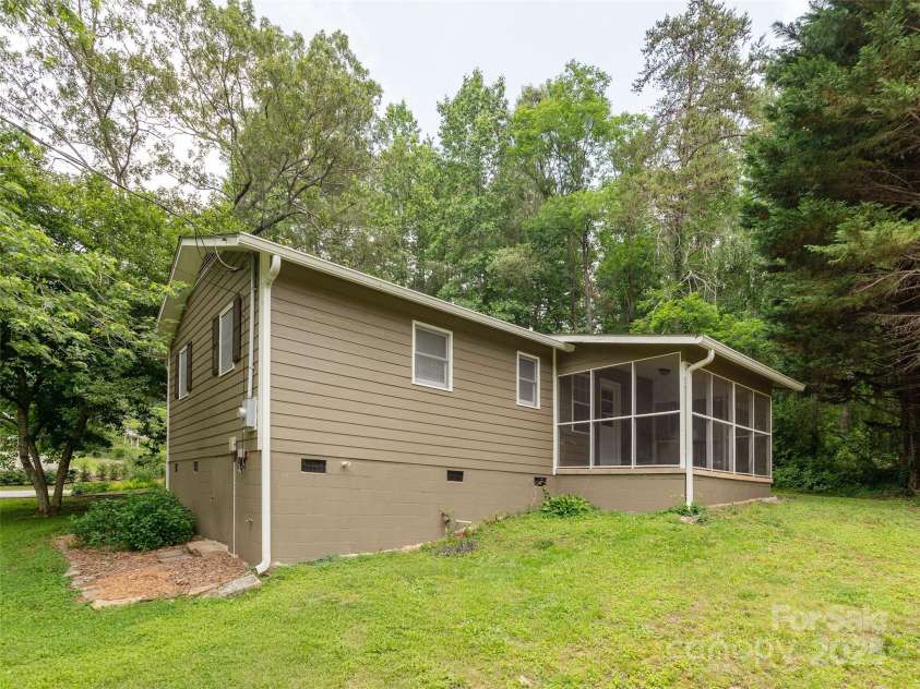 561 Fairway Drive, Hendersonville, NC 28739.  MLS# CAR4268191, YatesRealty ID 19665. 