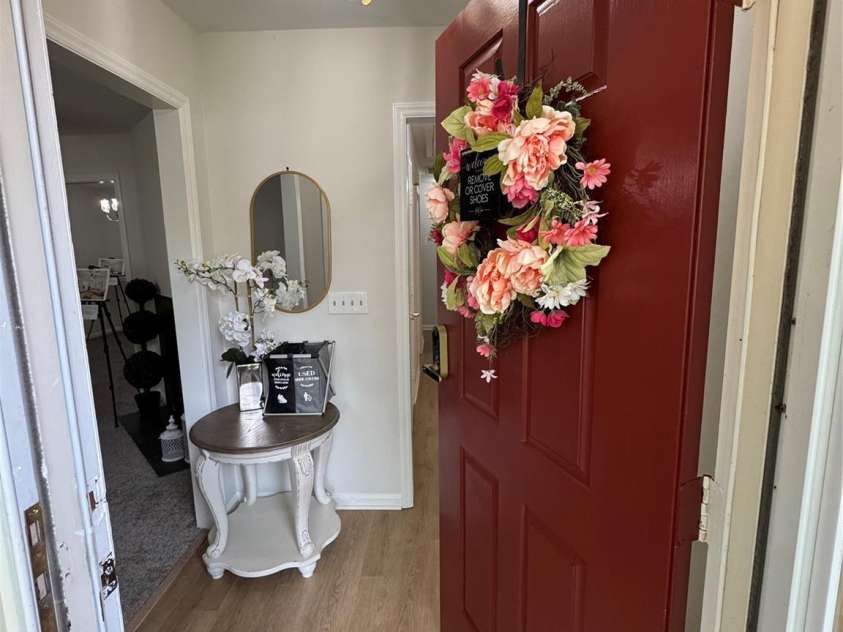 8322 Summerglen Circle, Charlotte, NC 28227.  MLS# CAR4269955, YatesRealty ID 19668. Foyer/Entrance