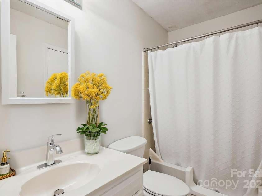 8322 Summerglen Circle, Charlotte, NC 28227.  MLS# CAR4269955, YatesRealty ID 19668. Guest Bath